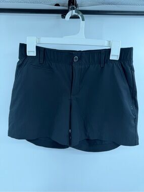 Under Armour fitted Black shorts heatgear athletic golf outdoor size 6